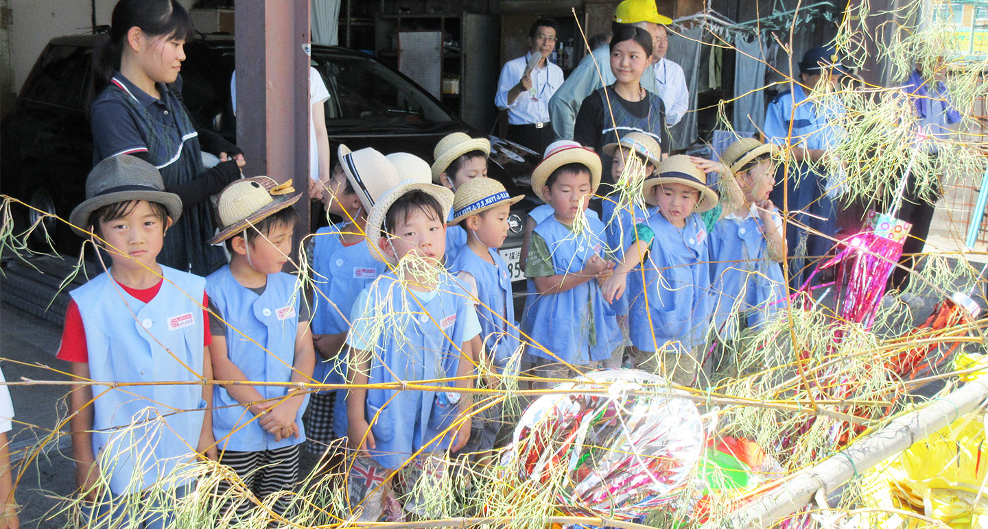 7月2日（月）「磯子警察署交通安全祈願七夕まつり」にすみれ組園児が参加しました。